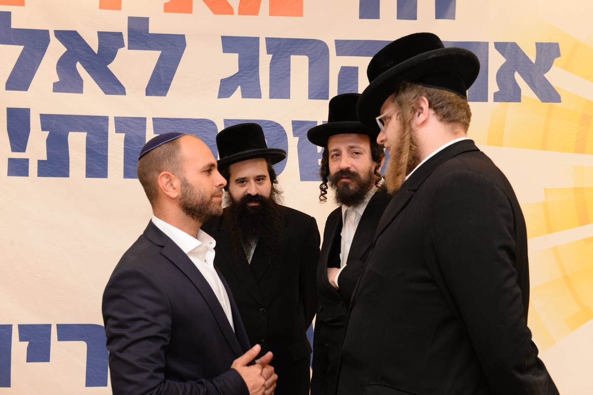 הגר"ש בעדני והגרש"א שטרן באירוע אריזת סלי מזון למשפחות נזקקות