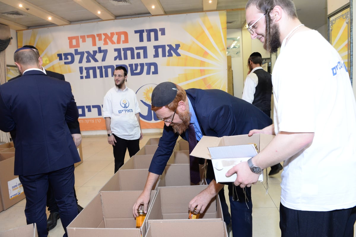 הגר"ש בעדני והגרש"א שטרן באירוע אריזת סלי מזון למשפחות נזקקות