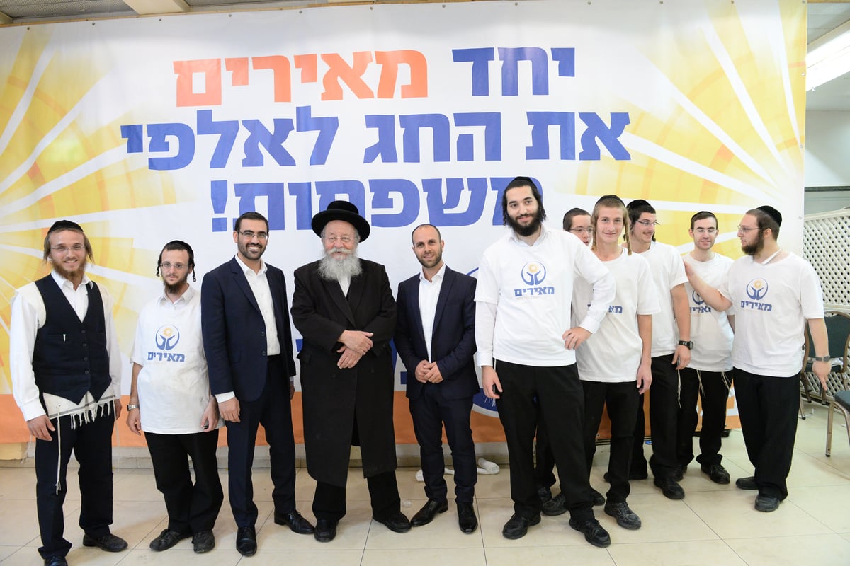 הגר"ש בעדני והגרש"א שטרן באירוע אריזת סלי מזון למשפחות נזקקות