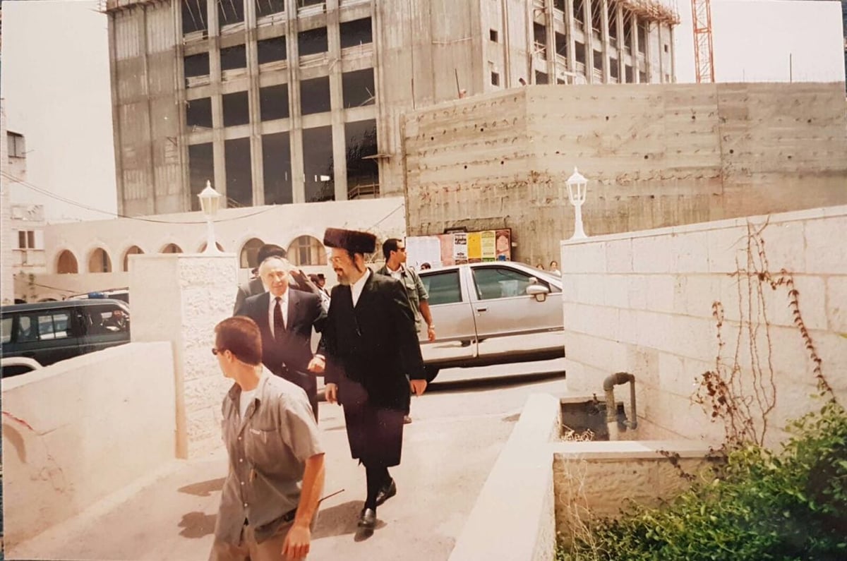 מיוחד: הקשר של שמעון פרס והאדמו"ר מבעלזא