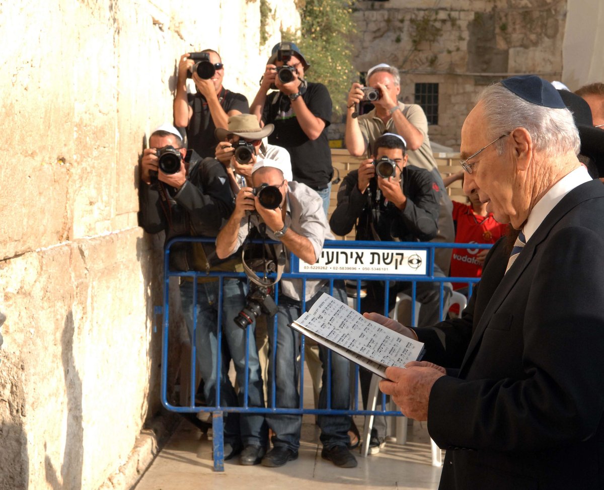 נושא תפילה בכותל המערבי עם היוודע דבר בחירתו לנשיאות ב-2007