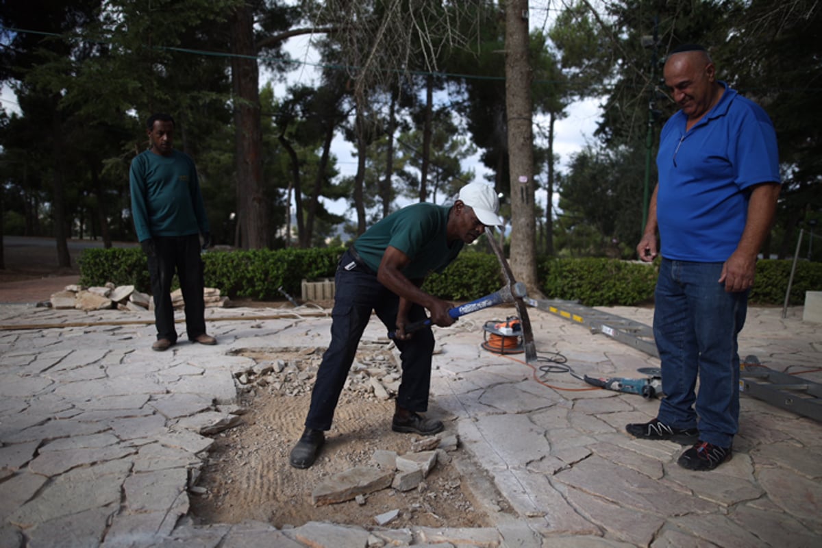 תיעוד: מכינים את חלקת הקבר בהר הרצל