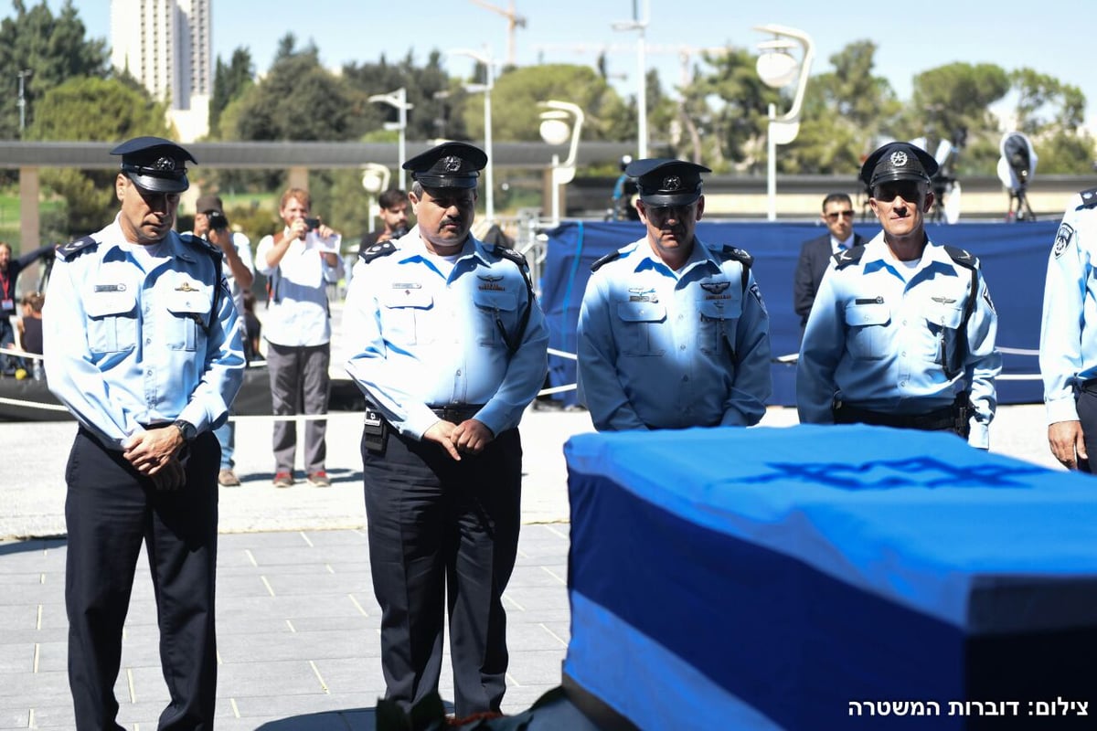 צפו: המפכ"ל רוני אלשיך נפרד משמעון פרס