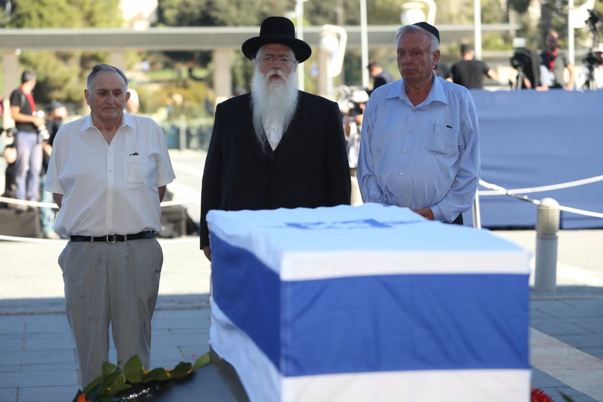 סגן השר מאיר פרוש בקריאת פרק תהילים