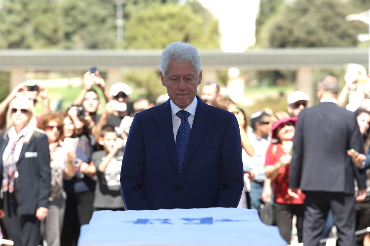 צפו: ביל קלינטון נפרד משמעון פרס