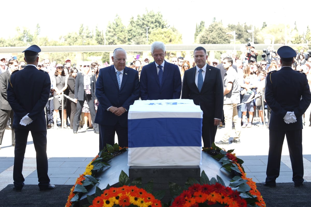 צפו: ביל קלינטון נפרד משמעון פרס