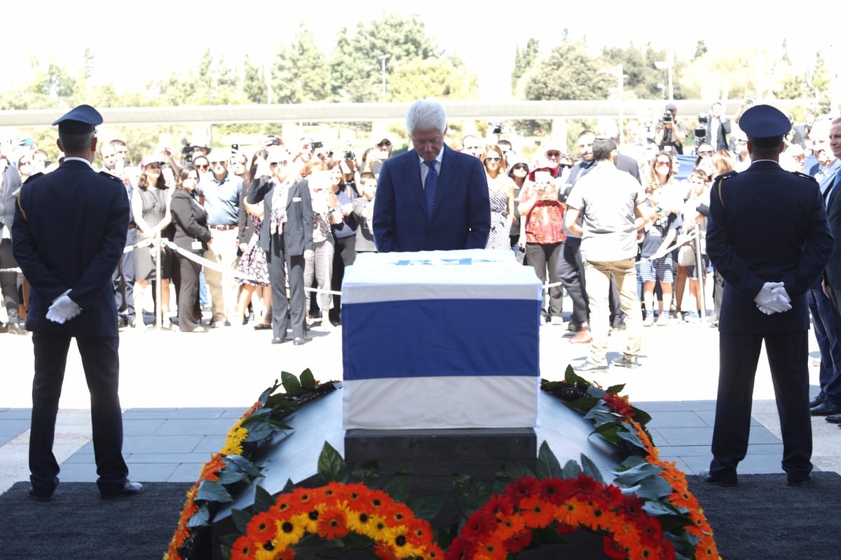 צפו: ביל קלינטון נפרד משמעון פרס