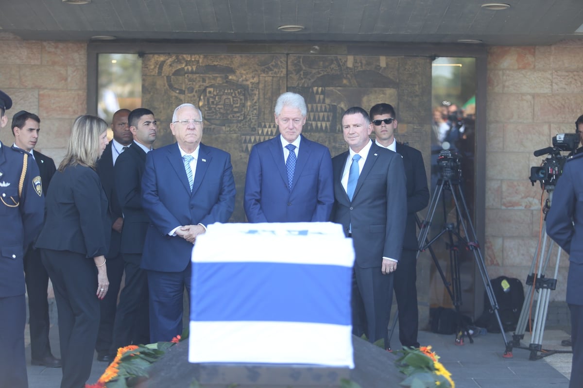 צפו: ביל קלינטון נפרד משמעון פרס