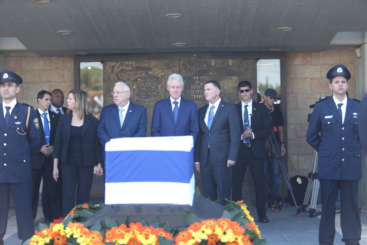 צפו: ביל קלינטון נפרד משמעון פרס