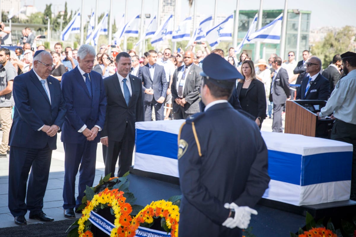 צפו: ביל קלינטון נפרד משמעון פרס