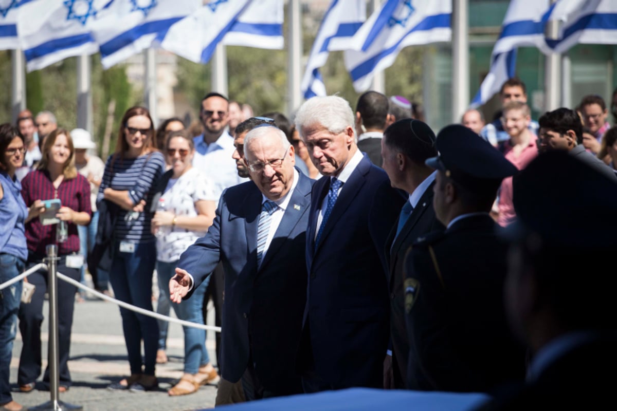 צפו: ביל קלינטון נפרד משמעון פרס