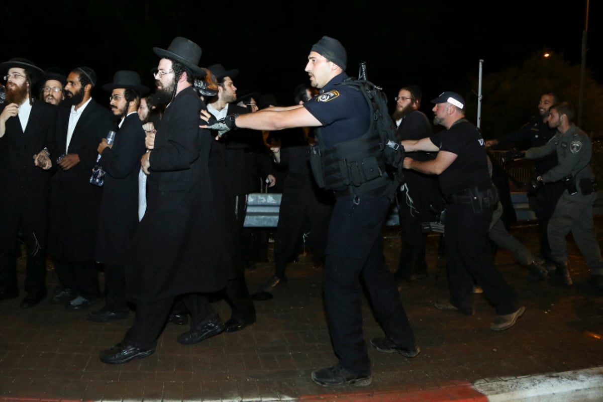 צפו: ריקוד הסיקריקים מול המכת"זית של המשטרה