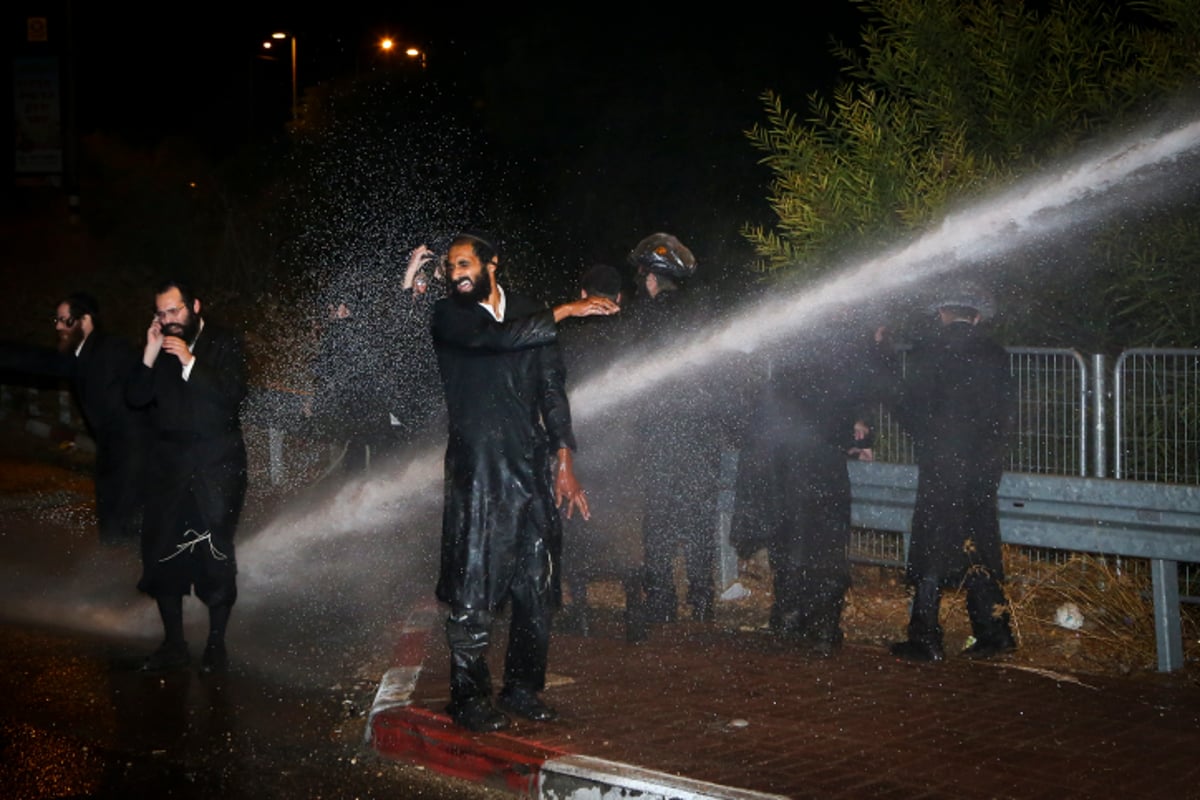 צפו: ריקוד הסיקריקים מול המכת"זית של המשטרה