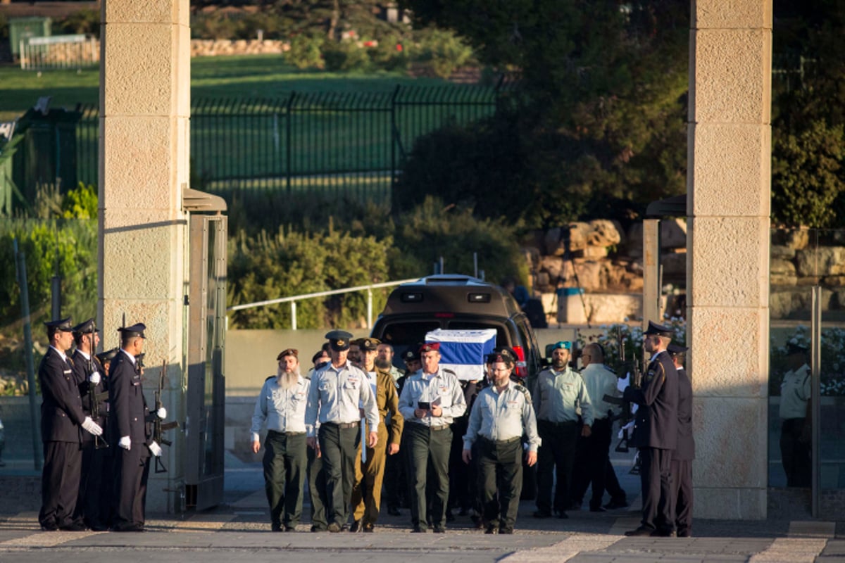 נפרדים: ארונו של שמעון פרס ז"ל הוצב ברחבת הכנסת