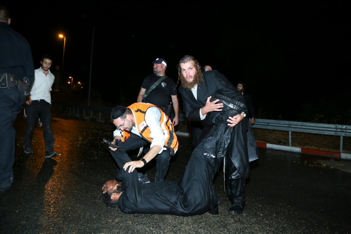 צפו: ריקוד הסיקריקים מול המכת"זית של המשטרה