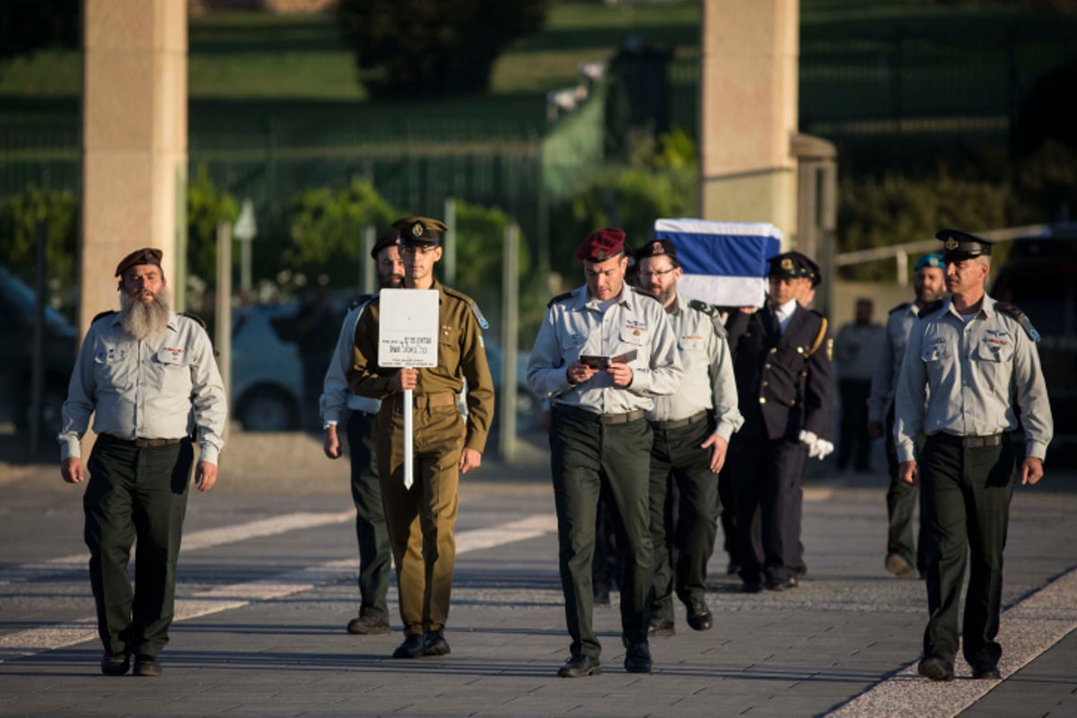 נפרדים: ארונו של שמעון פרס ז"ל הוצב ברחבת הכנסת