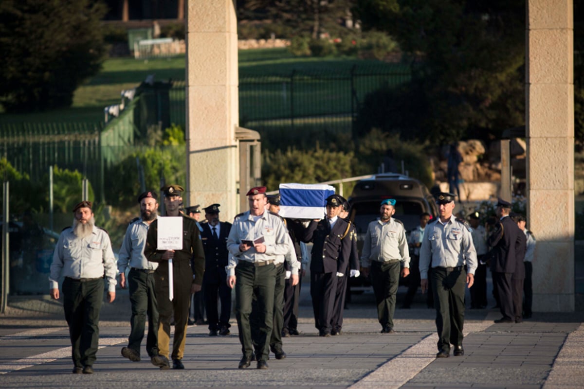 נפרדים: ארונו של שמעון פרס ז"ל הוצב ברחבת הכנסת