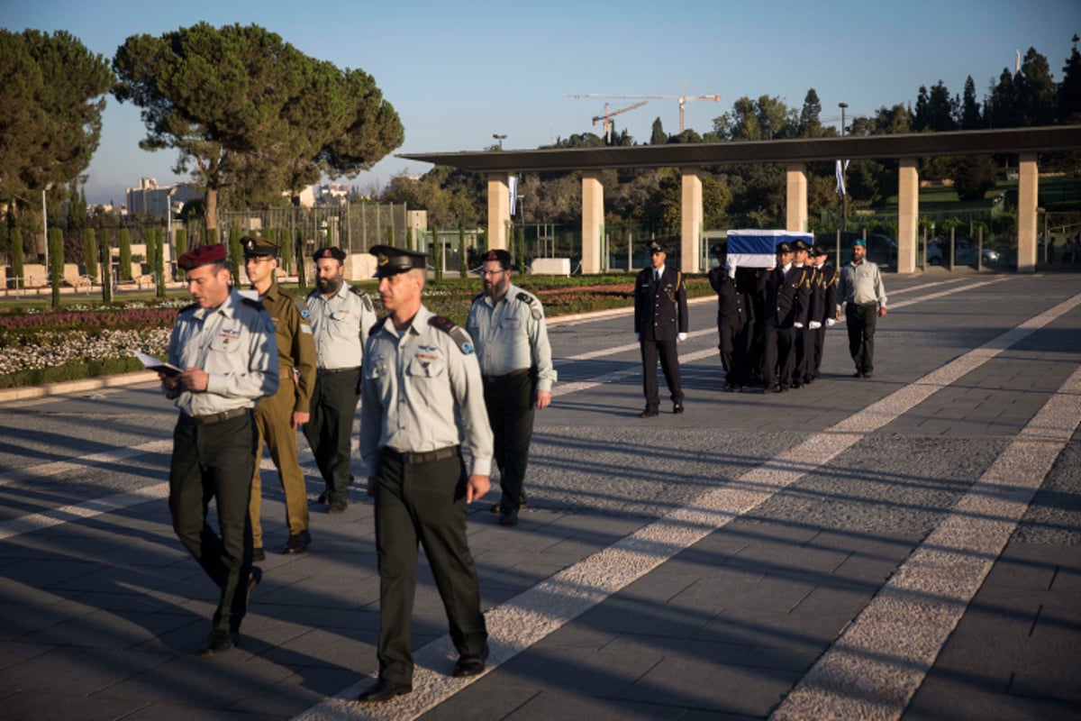 נפרדים: ארונו של שמעון פרס ז"ל הוצב ברחבת הכנסת