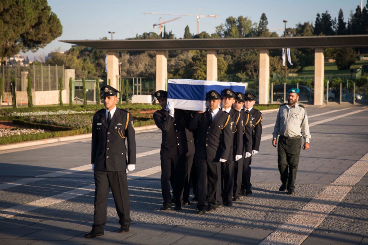 נפרדים: ארונו של שמעון פרס ז"ל הוצב ברחבת הכנסת