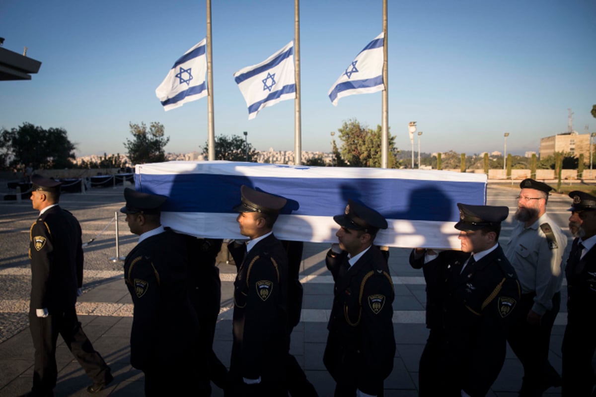 נפרדים: ארונו של שמעון פרס ז"ל הוצב ברחבת הכנסת