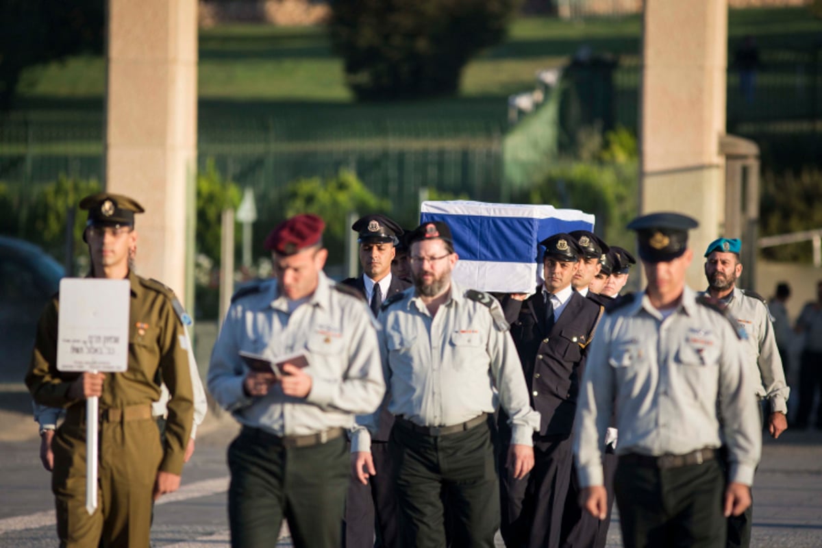 נפרדים: ארונו של שמעון פרס ז"ל הוצב ברחבת הכנסת