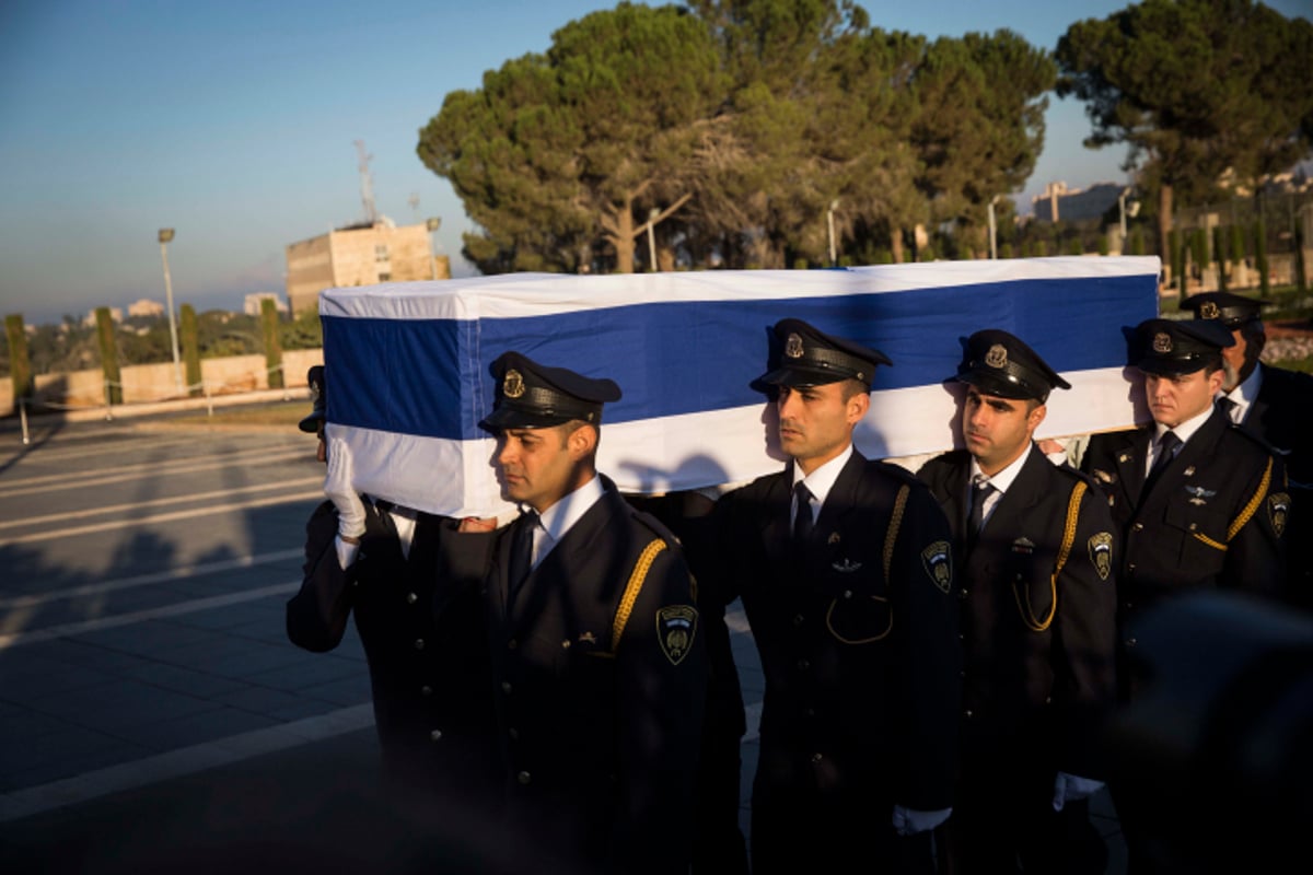 נפרדים: ארונו של שמעון פרס ז"ל הוצב ברחבת הכנסת