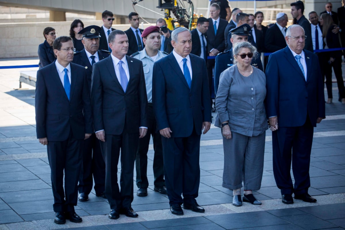 נפרדים: ארונו של שמעון פרס ז"ל הוצב ברחבת הכנסת