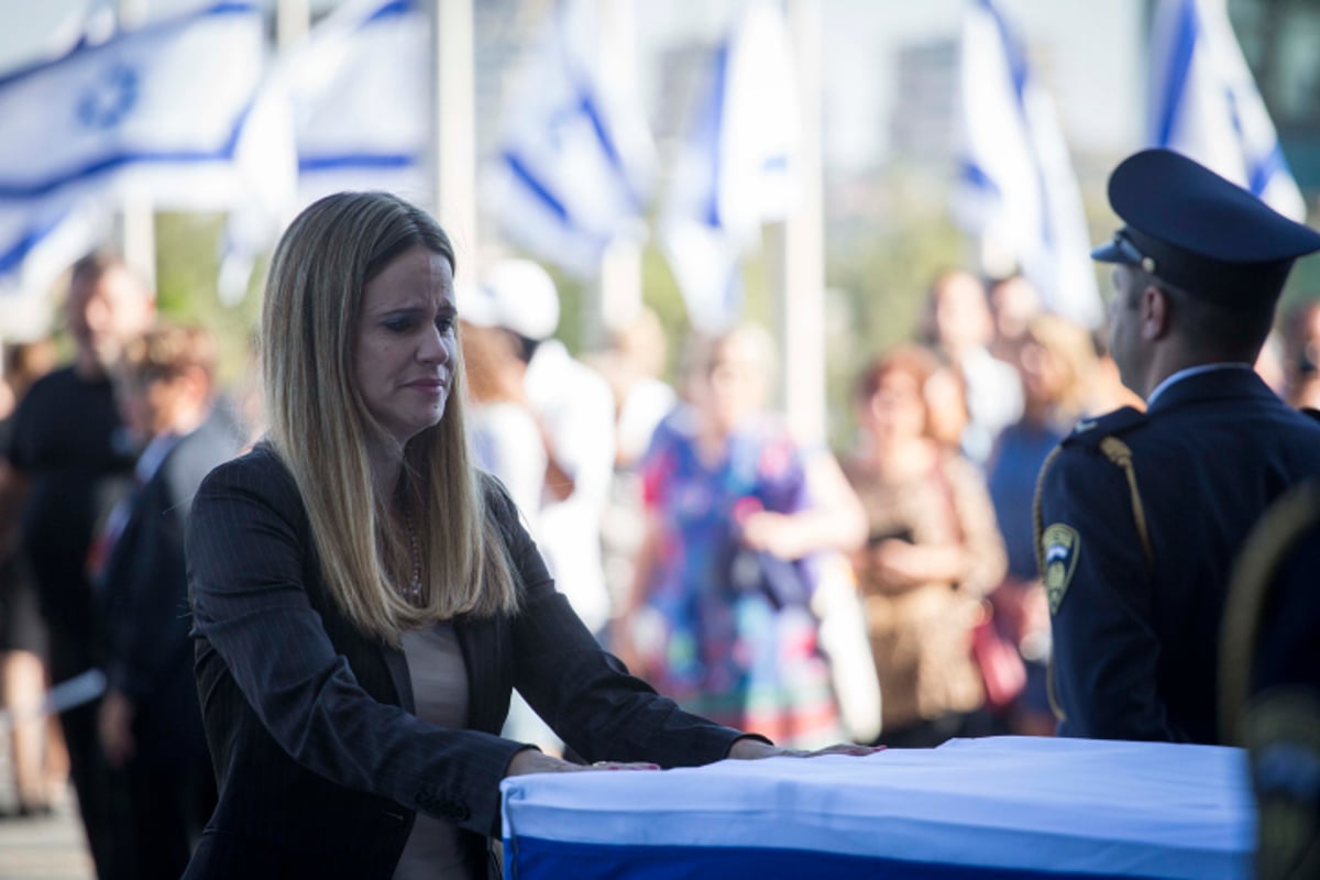 נפרדים: ארונו של שמעון פרס ז"ל הוצב ברחבת הכנסת