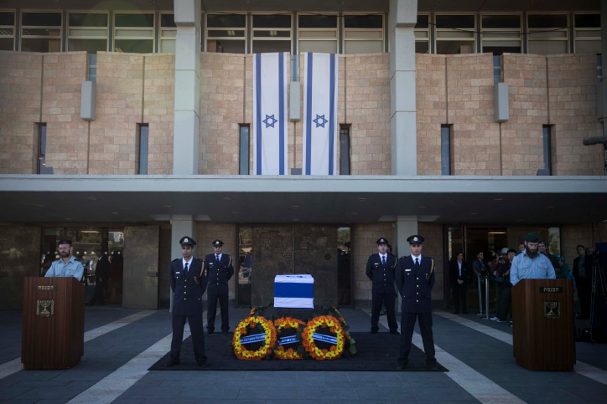 נפרדים: ארונו של שמעון פרס ז"ל הוצב ברחבת הכנסת