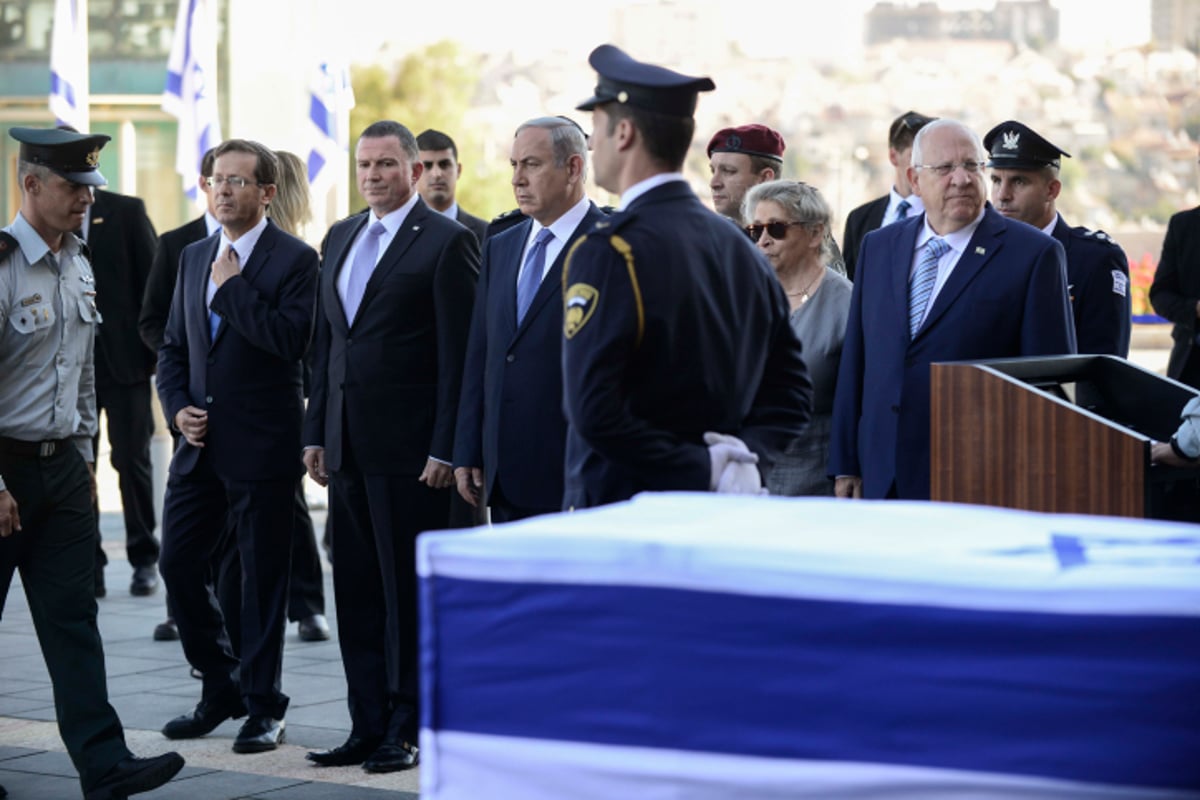 נפרדים: ארונו של שמעון פרס ז"ל הוצב ברחבת הכנסת