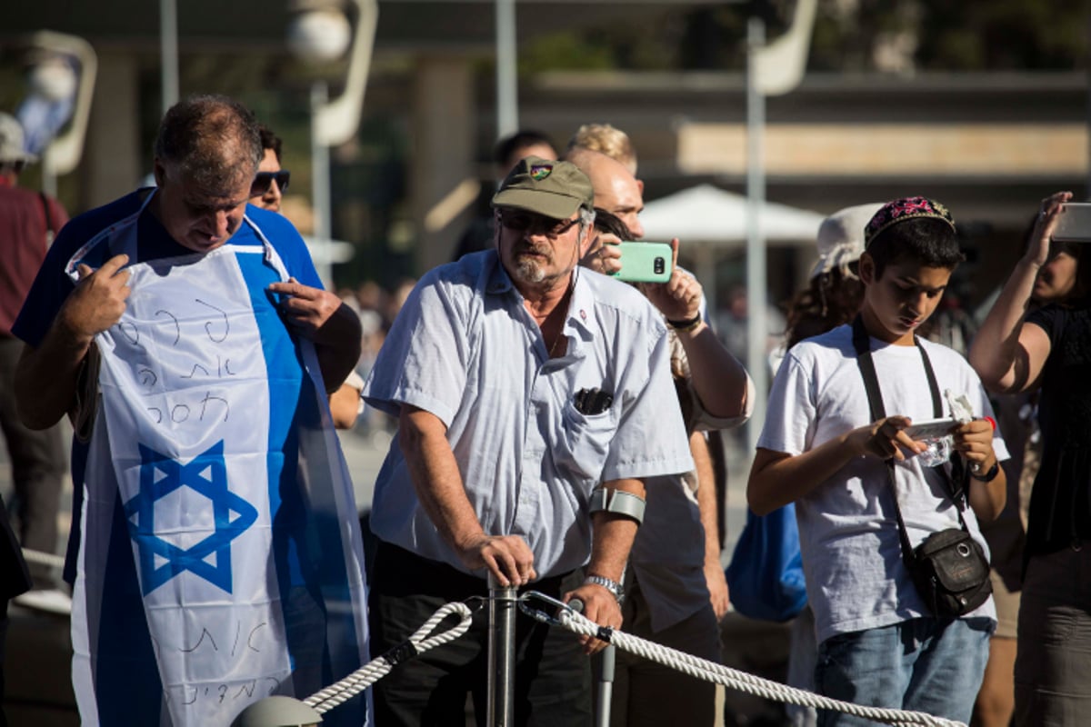 נפרדים: ארונו של שמעון פרס ז"ל הוצב ברחבת הכנסת