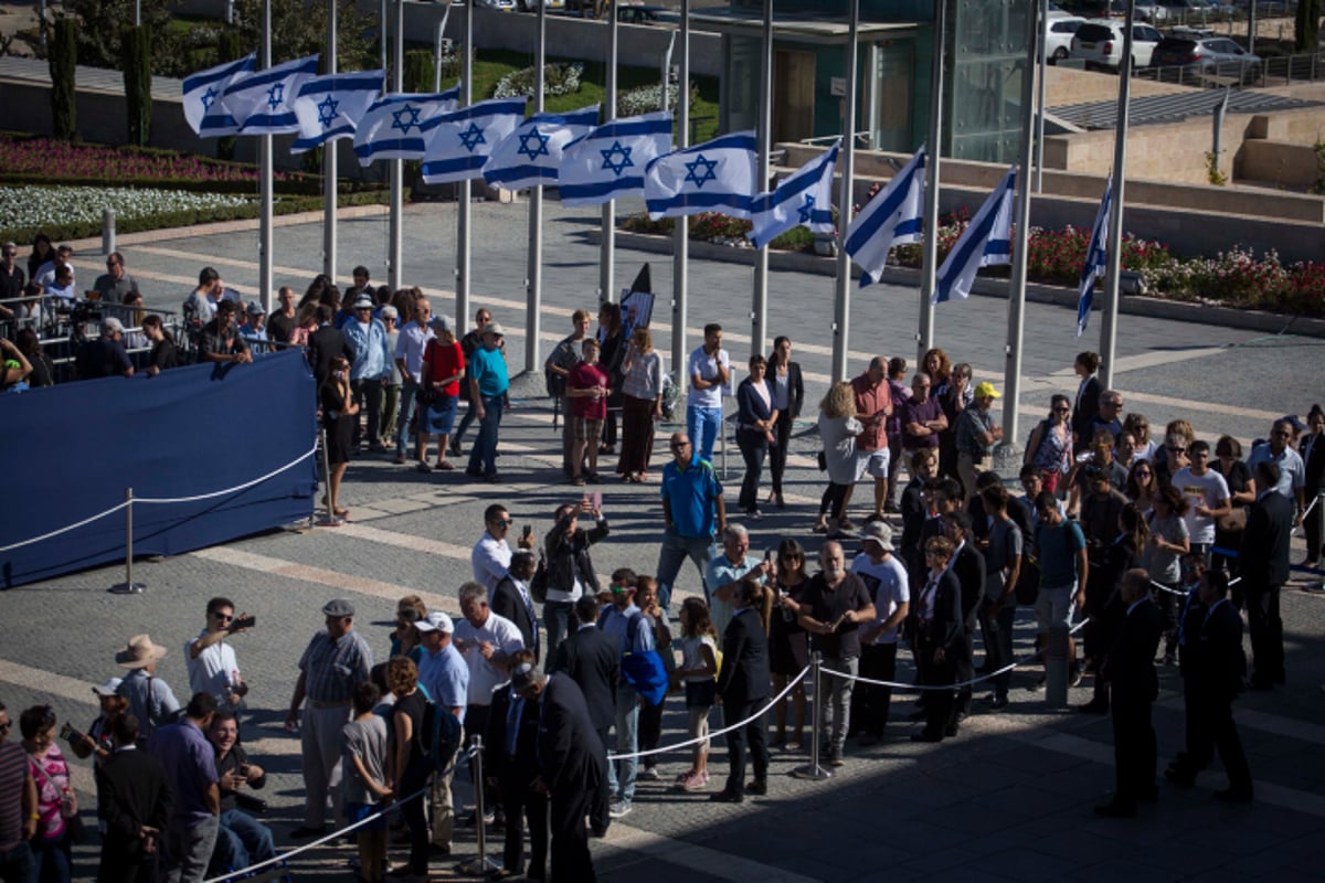 נפרדים: ארונו של שמעון פרס ז"ל הוצב ברחבת הכנסת