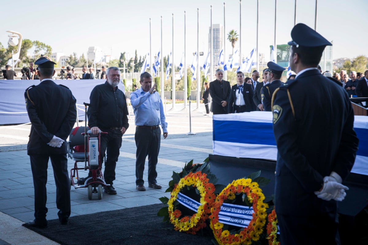 נפרדים: ארונו של שמעון פרס ז"ל הוצב ברחבת הכנסת