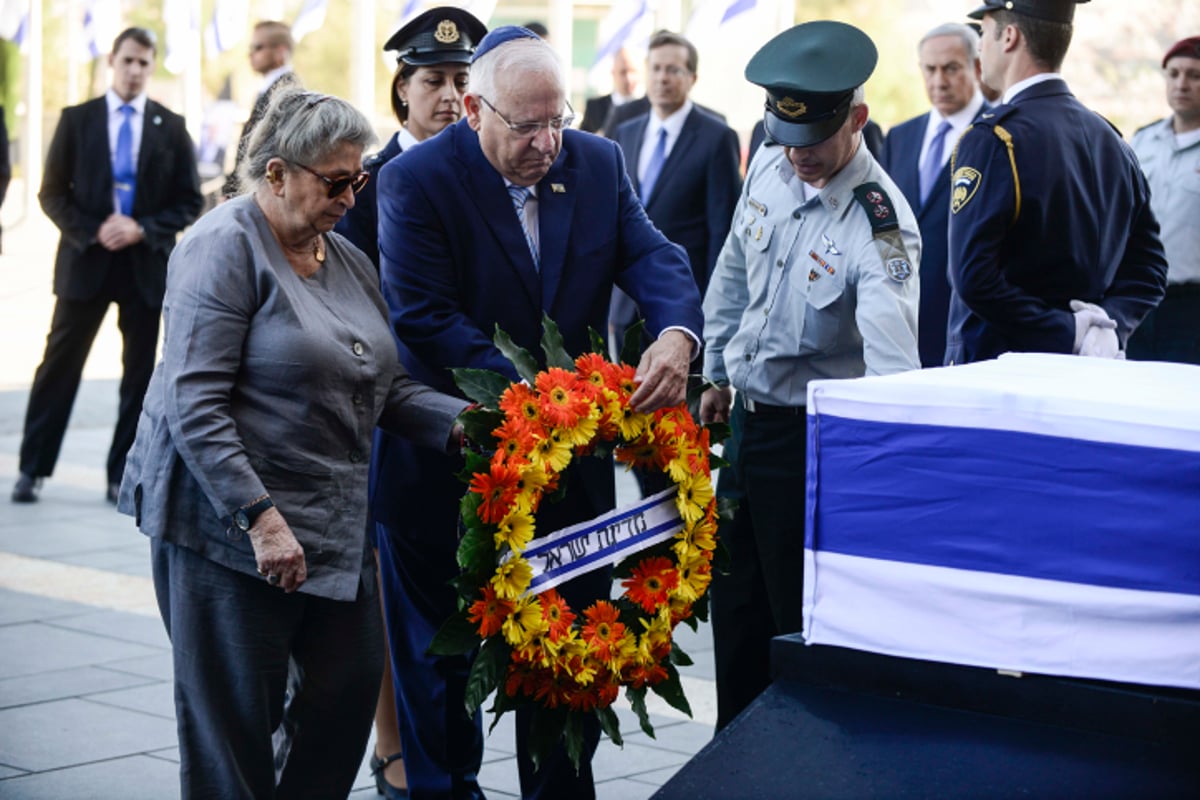 נפרדים: ארונו של שמעון פרס ז"ל הוצב ברחבת הכנסת