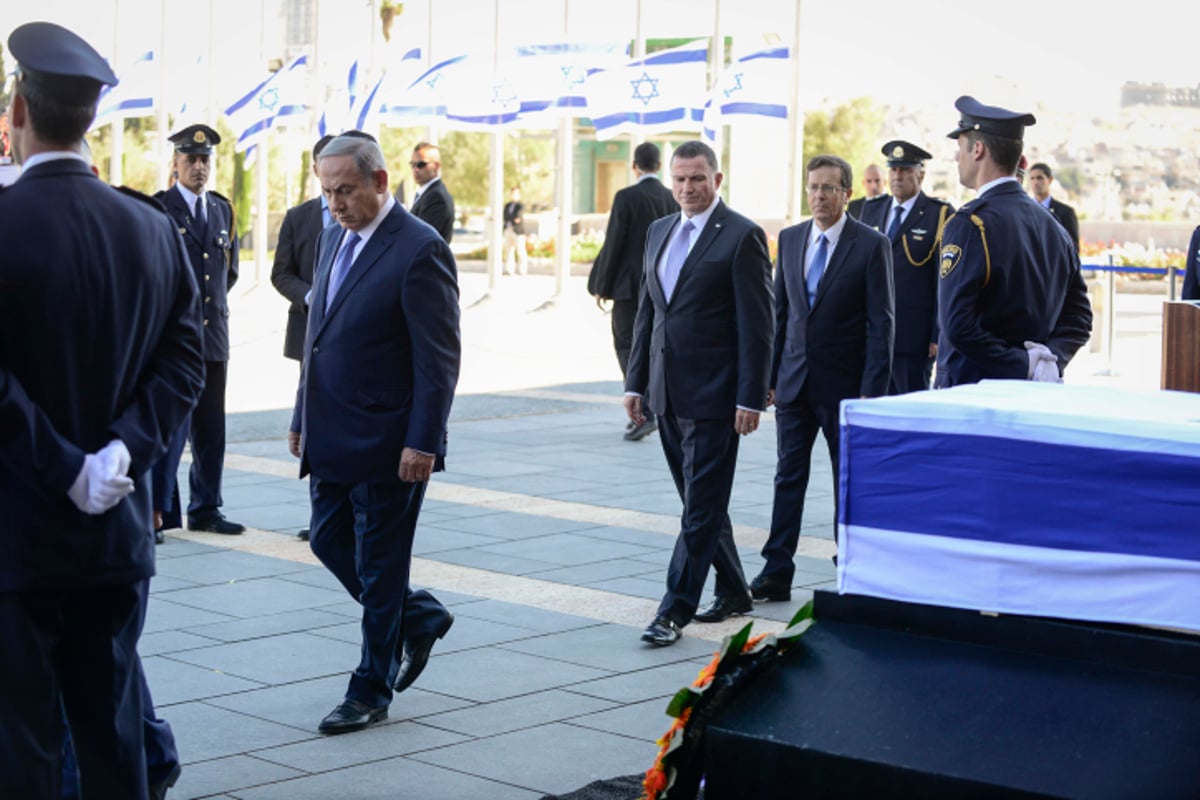 נפרדים: ארונו של שמעון פרס ז"ל הוצב ברחבת הכנסת