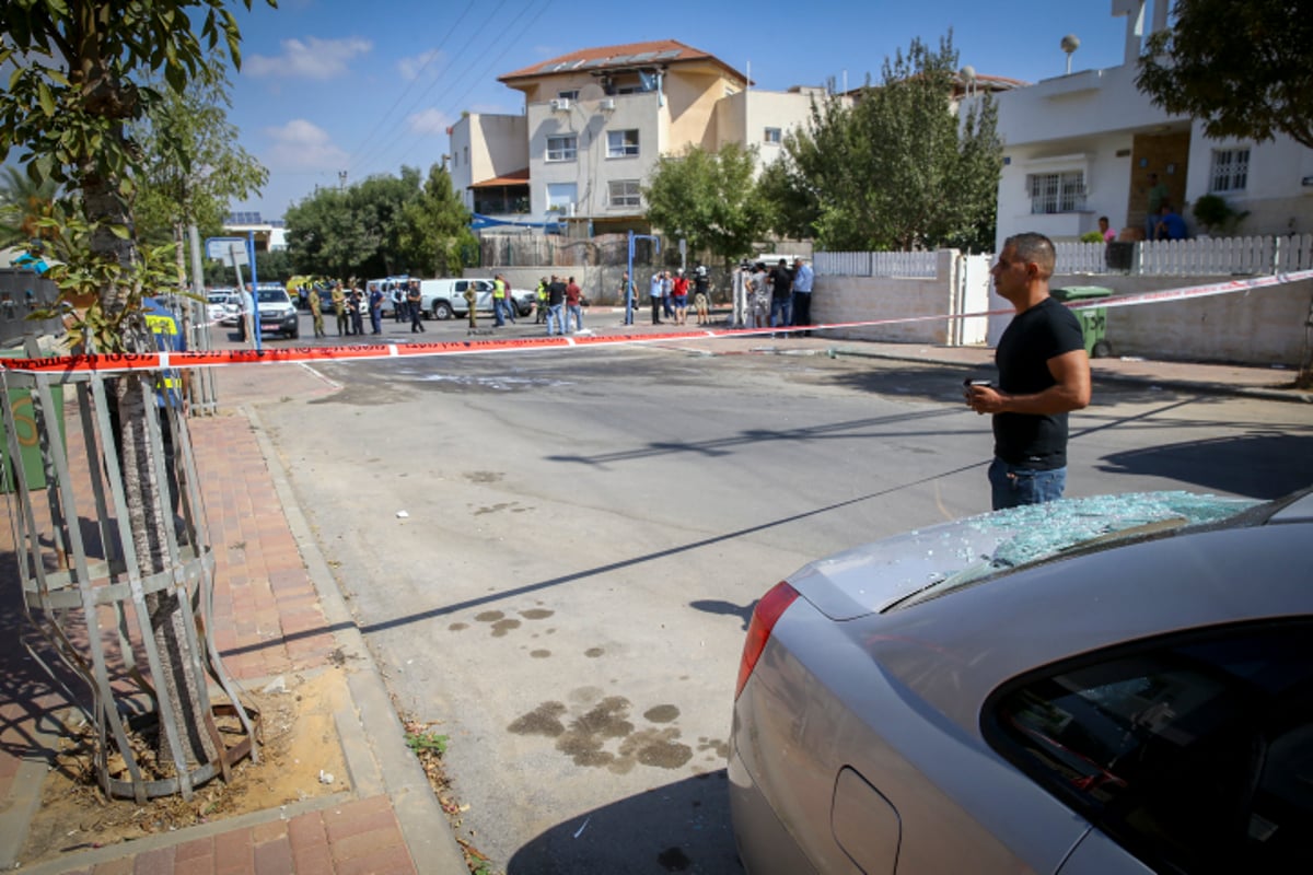 תיעוד: זירת נפילת הרקטה בלב שדרות