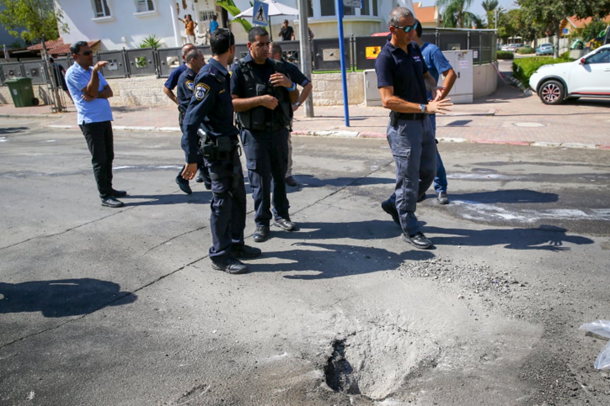 תיעוד: זירת נפילת הרקטה בלב שדרות