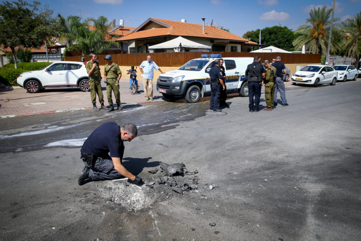 תיעוד: זירת נפילת הרקטה בלב שדרות