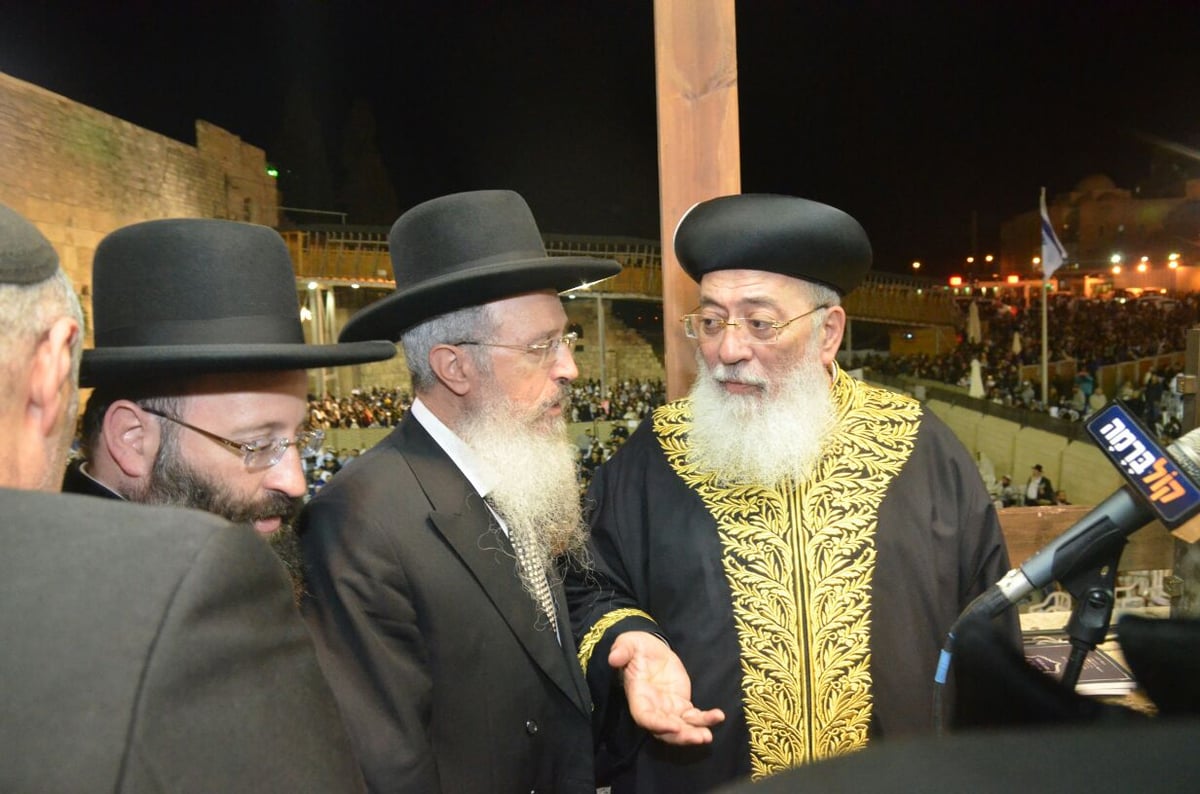 אלפים במעמד סליחות בכותל בראשות הגר"ש עמאר