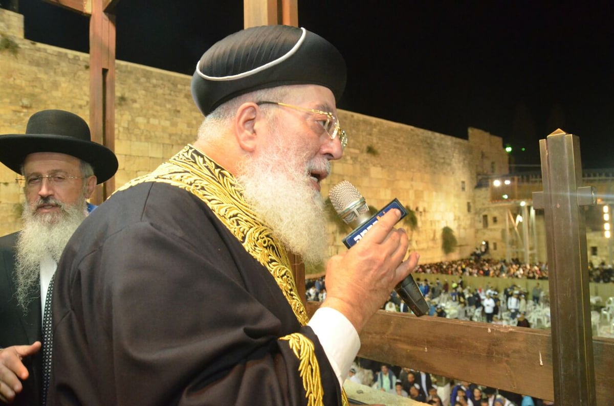 אלפים במעמד סליחות בכותל בראשות הגר"ש עמאר