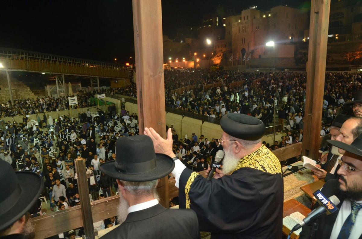 אלפים במעמד סליחות בכותל בראשות הגר"ש עמאר