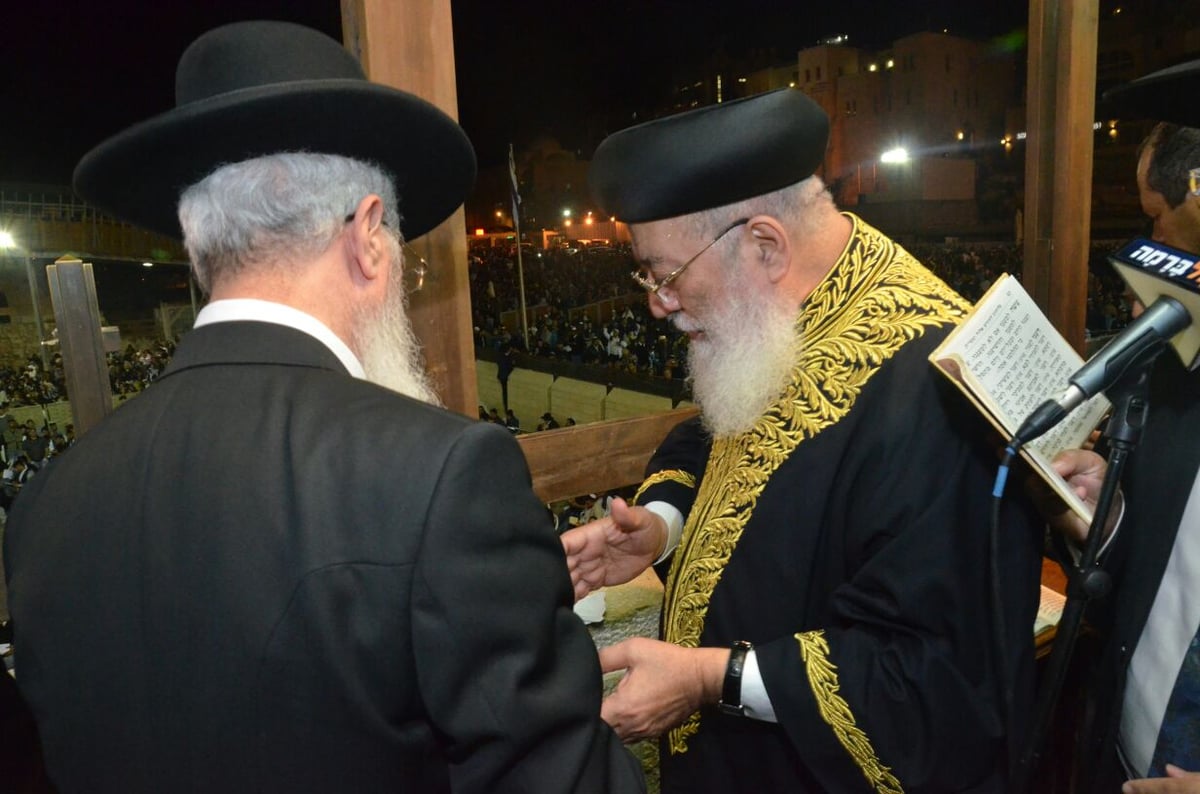 אלפים במעמד סליחות בכותל בראשות הגר"ש עמאר