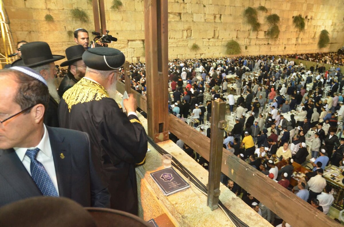 אלפים במעמד סליחות בכותל בראשות הגר"ש עמאר