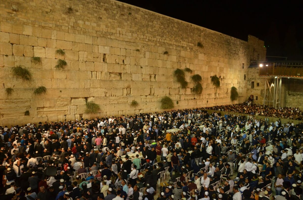 אלפים במעמד סליחות בכותל בראשות הגר"ש עמאר