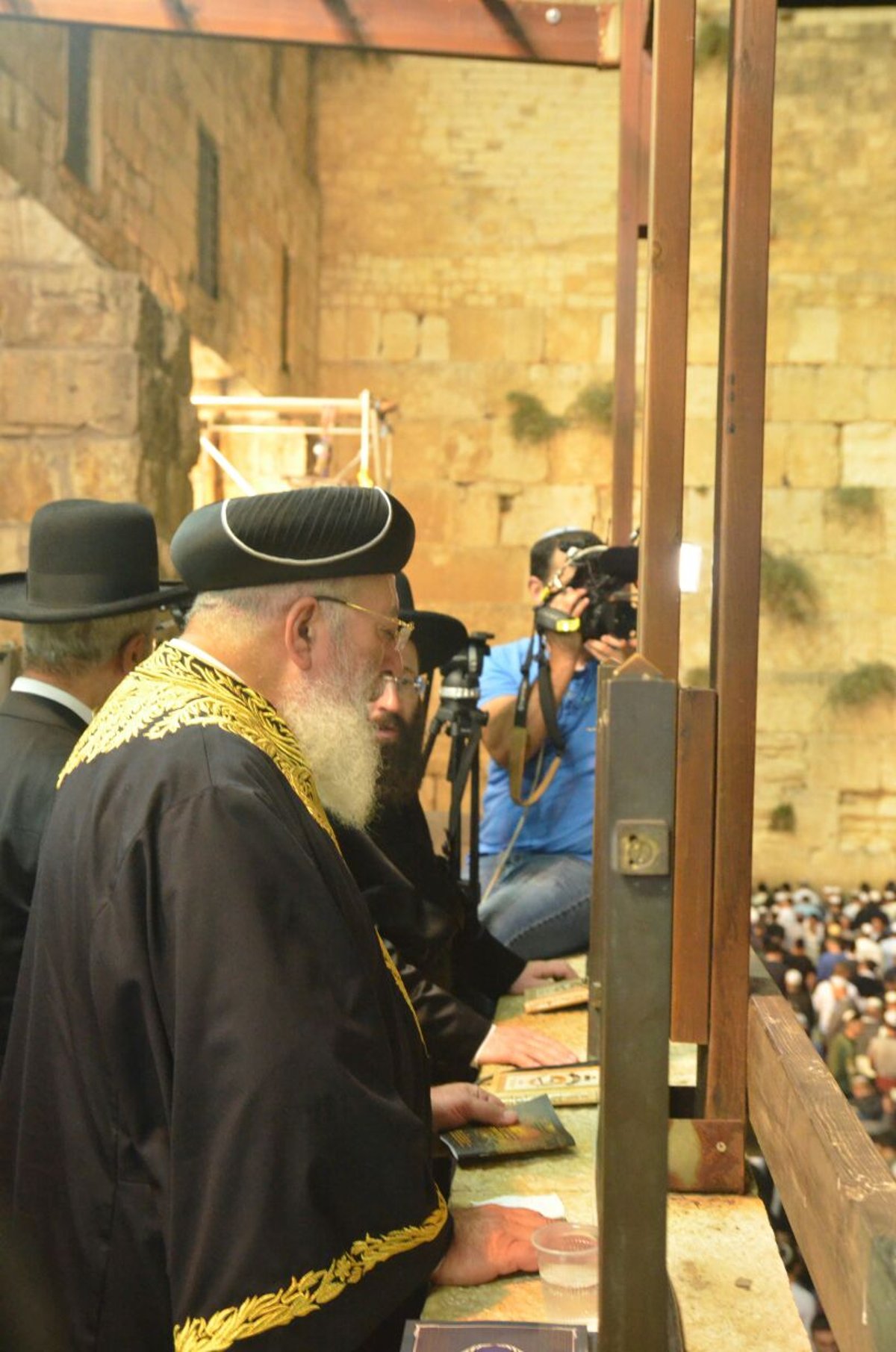 אלפים במעמד סליחות בכותל בראשות הגר"ש עמאר