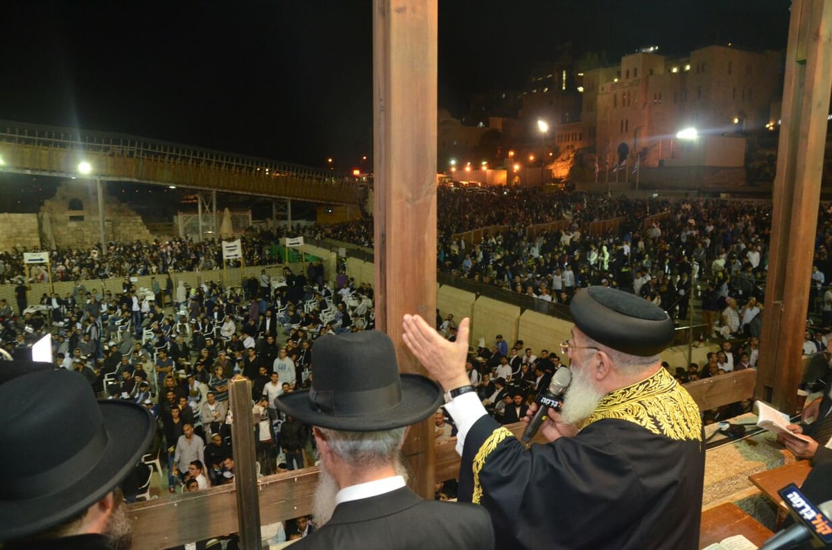 אלפים במעמד סליחות בכותל בראשות הגר"ש עמאר