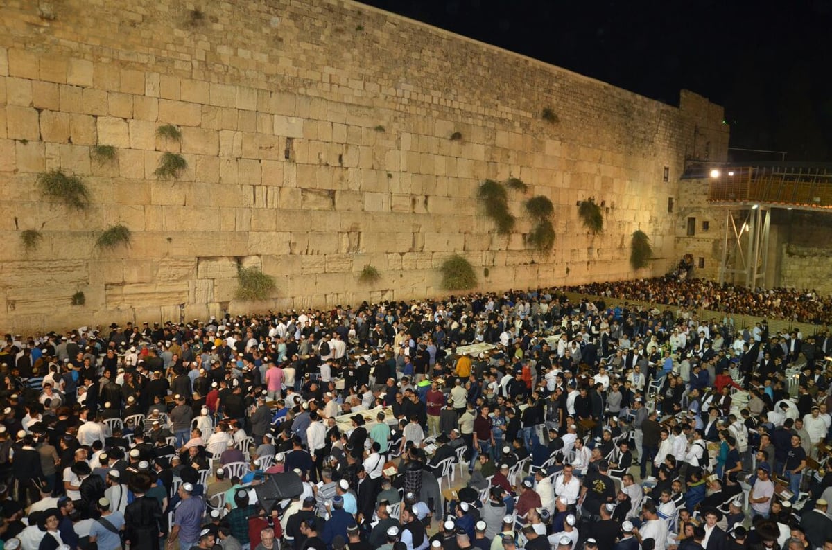 אלפים במעמד סליחות בכותל בראשות הגר"ש עמאר