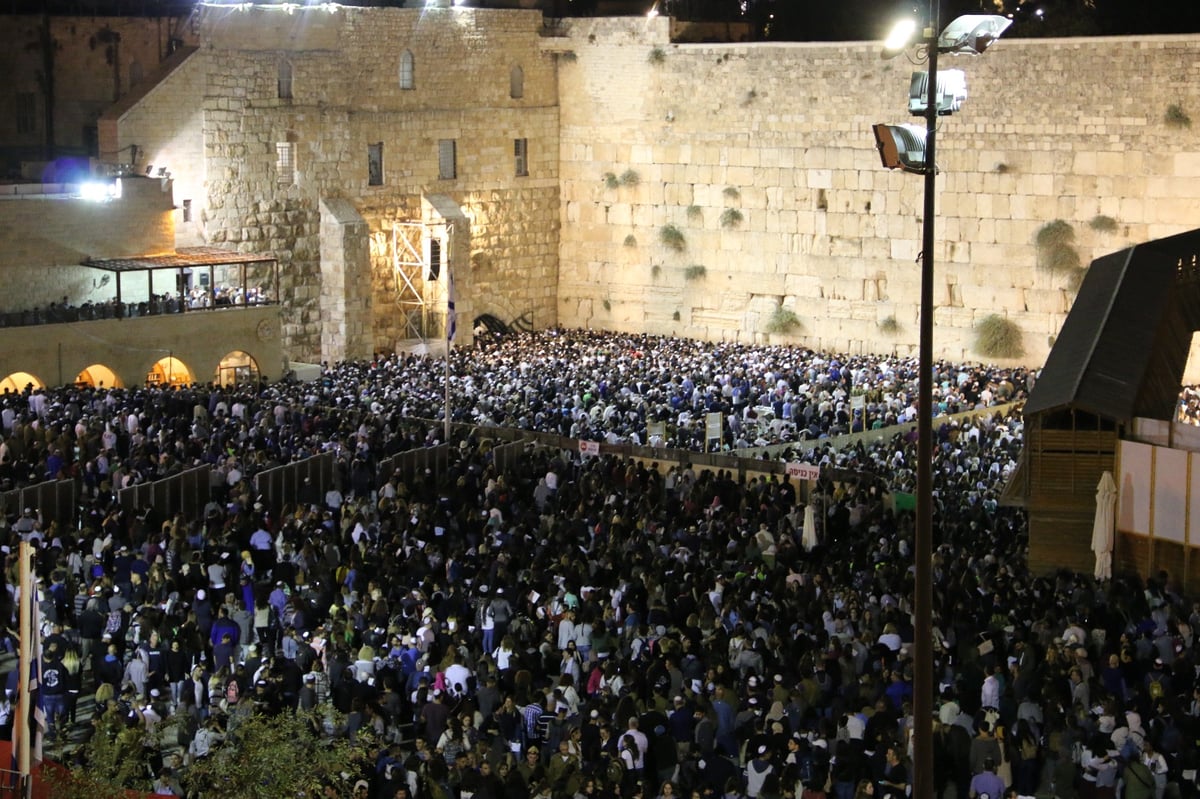 הכותל המערבי: אלפים אמרו סליחות עם המקובל הרב יעקב עדס