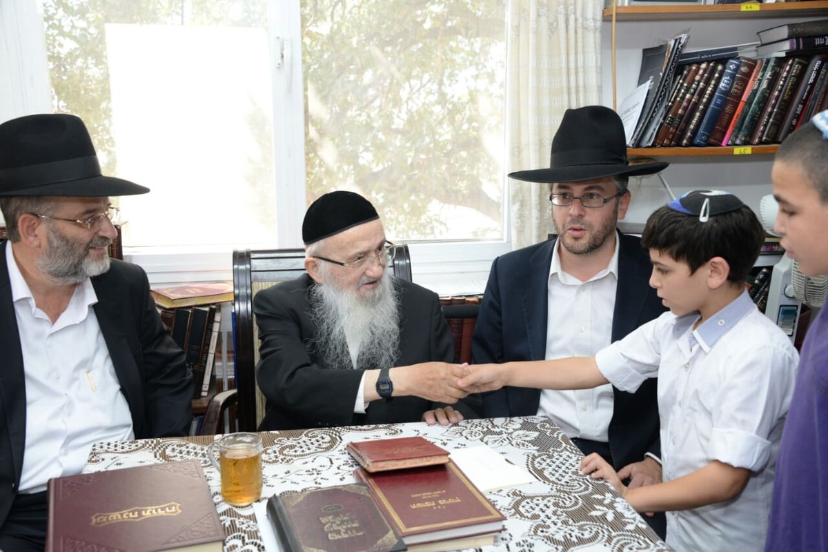 המשגיח שר עם ילדי הקירוב: "אבינו אב הרחמן"