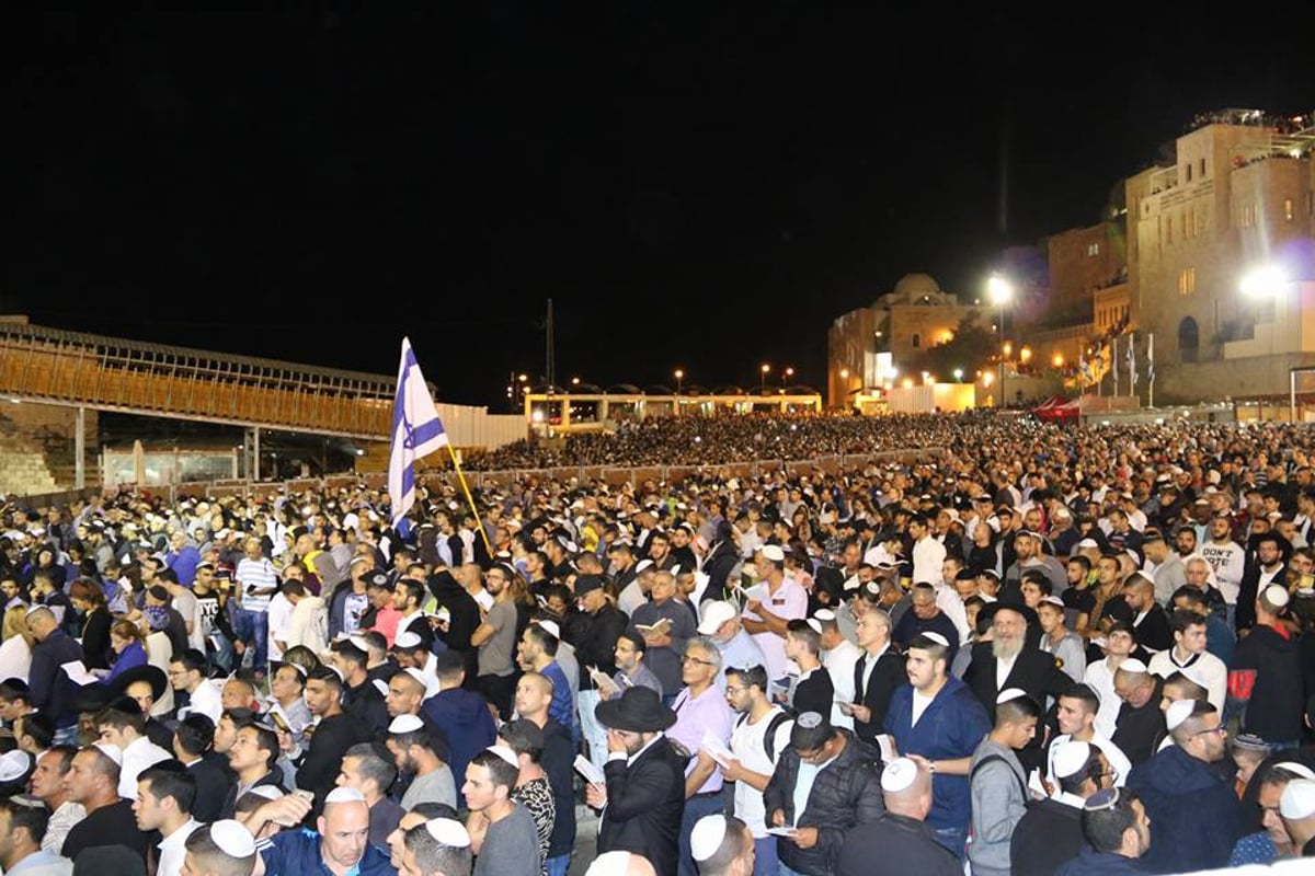 צפו: רבבות שואגים "אדון הסליחות" וי"ג מידות בכותל המערבי